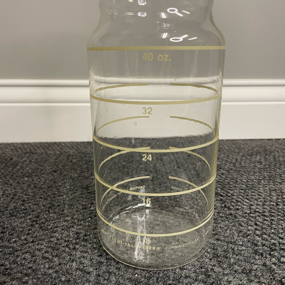Vintage Pyrex Lemonade Juice Glass Carafe with Yellow Lid 1.5L/1 1/2 quart - Picture 4 of 4